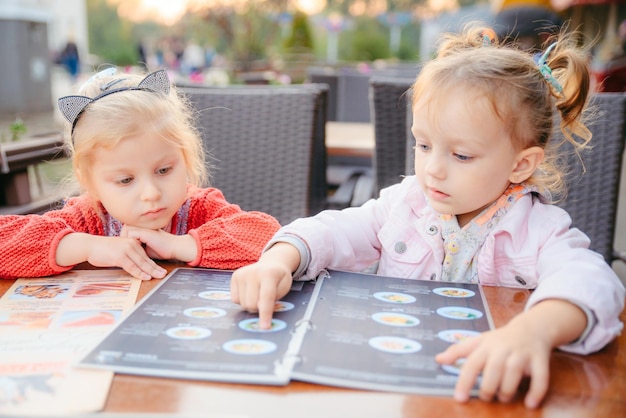 Gry dla dzieci, które mają 2 lata, które rozwijają wyobraźnię i zabawę?