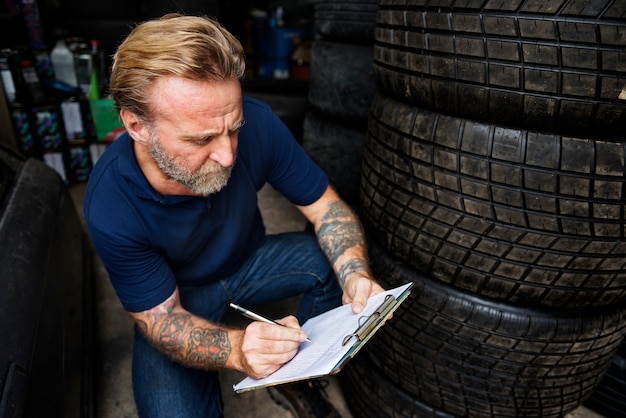 Jak czytać wiek opony i dlaczego to ma znaczenie?