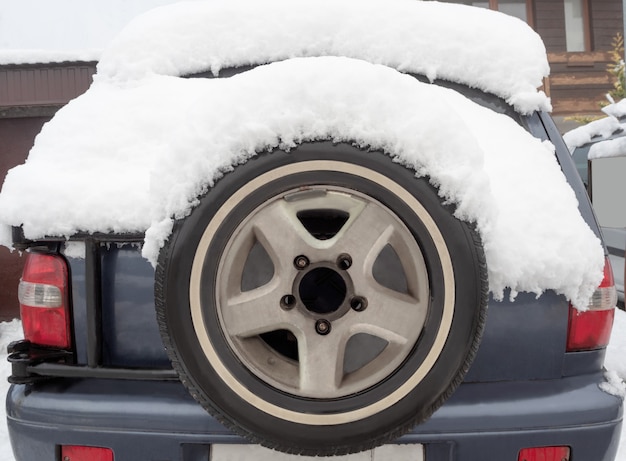 Jakie opony zimowe do Volvo S80 wybrać na zmienne warunki?