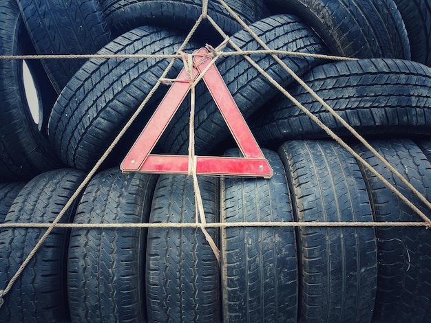 Opony kierunkowe czy symetryczne – które sprawdzą się lepiej na drodze?